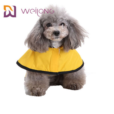 Impermeable rayado reflexivo del perro amarillo con las chaquetas ligeras de cuero de la PU de la capilla