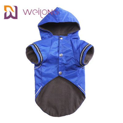 Las broches calientes que abren el impermeable del perro con las piernas impermeabilizan los trajes reflexivos de la lluvia del perro