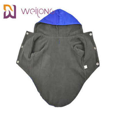 Las broches calientes que abren el impermeable del perro con las piernas impermeabilizan los trajes reflexivos de la lluvia del perro