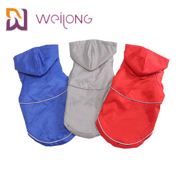Las broches calientes que abren el impermeable del perro con las piernas impermeabilizan los trajes reflexivos de la lluvia del perro