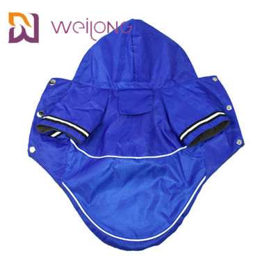Las broches calientes que abren el impermeable del perro con las piernas impermeabilizan los trajes reflexivos de la lluvia del perro