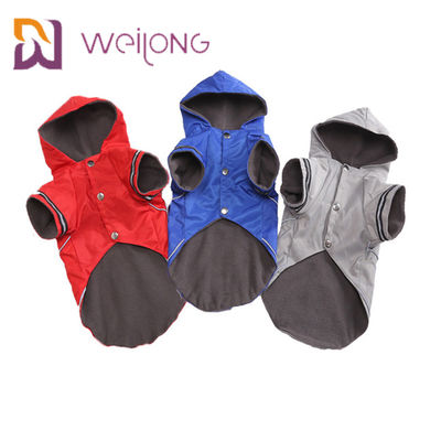 Las broches calientes que abren el impermeable del perro con las piernas impermeabilizan los trajes reflexivos de la lluvia del perro